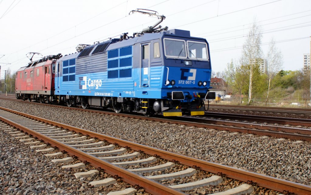 372 007-5 hat im Schlepp DB 180 012-7 und ist auf dem Weg nach Osten,hier durchfhrt sie gerade am 11.04.2011 Dresden Niedersedlitz.