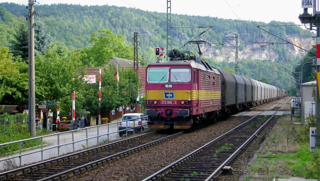 372 008-3 am 7.9.12 mit einem Gterzug in Richtung Dresden, hier bei der Durchfahrt in Stadt Wehlen (Schs. Schweiz)