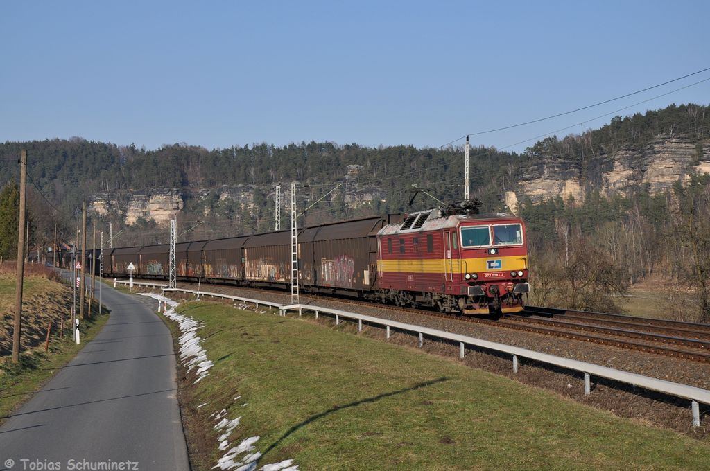 372 008 (94 54 1372 008-3 CZ-CDC) mit Autoteilezug am 05.03.2013 bei Strand