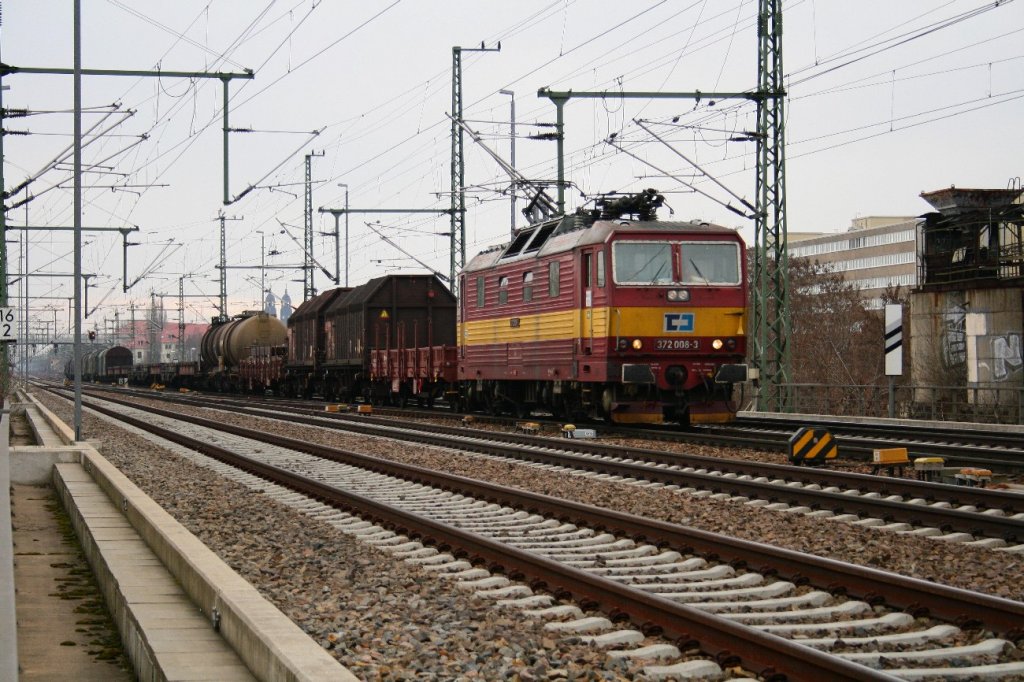 372 008 fhrt in Dresden-Hbf ein.20.03.2010