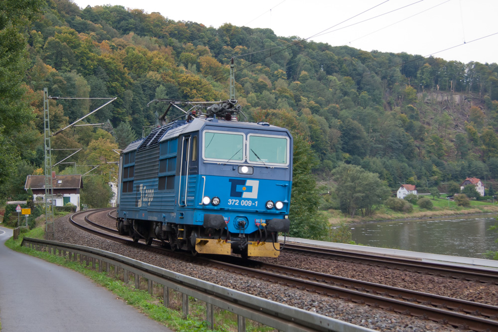 372 009 beschleunigt aus der Kurve nach Obervogelgesang in Richtung Bad Schandau. 04.10.2012