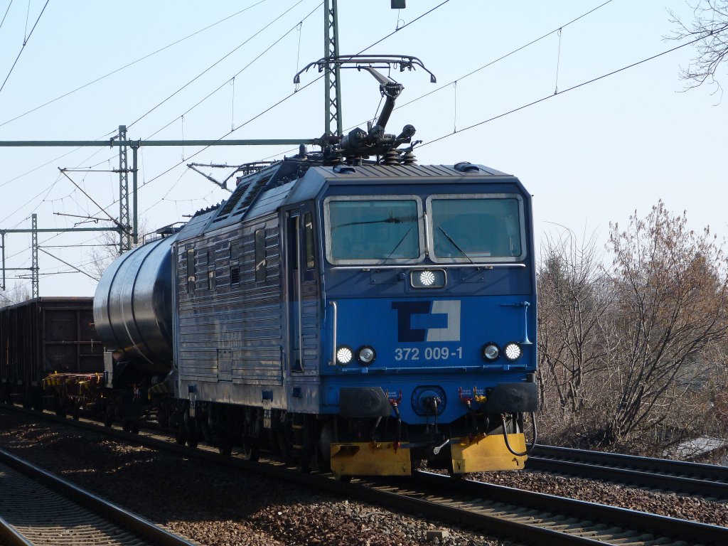 372 009 der CD Cargo bringt ihren gemischten Gz durch DD-Strehlen.
05.03.13