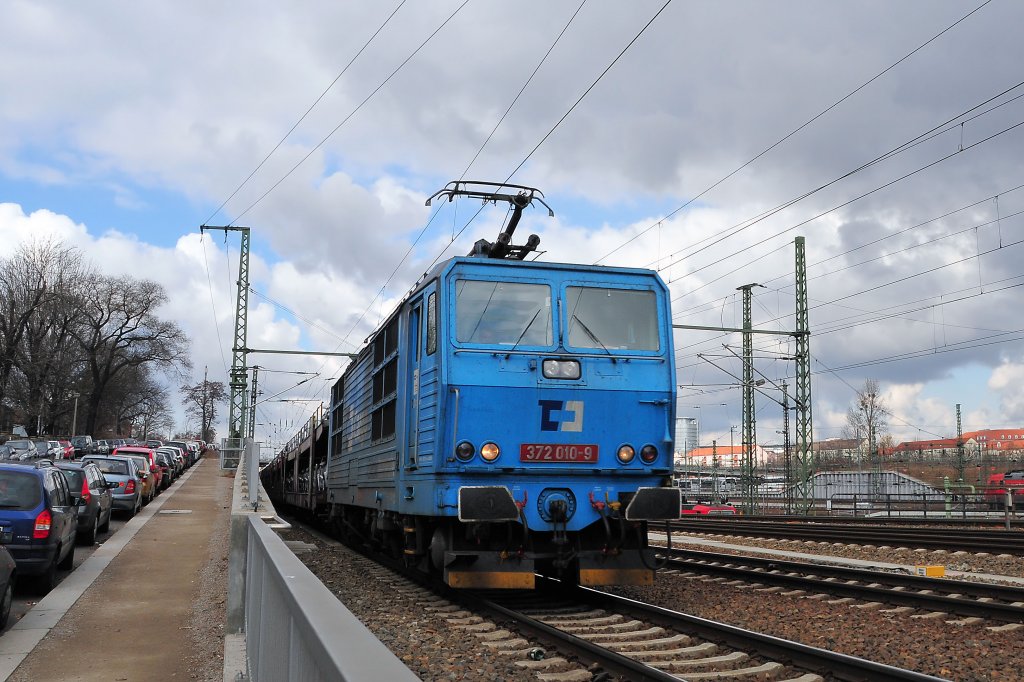 372 010 am 04.03.10 Richtung Decin in Dresden Hbf