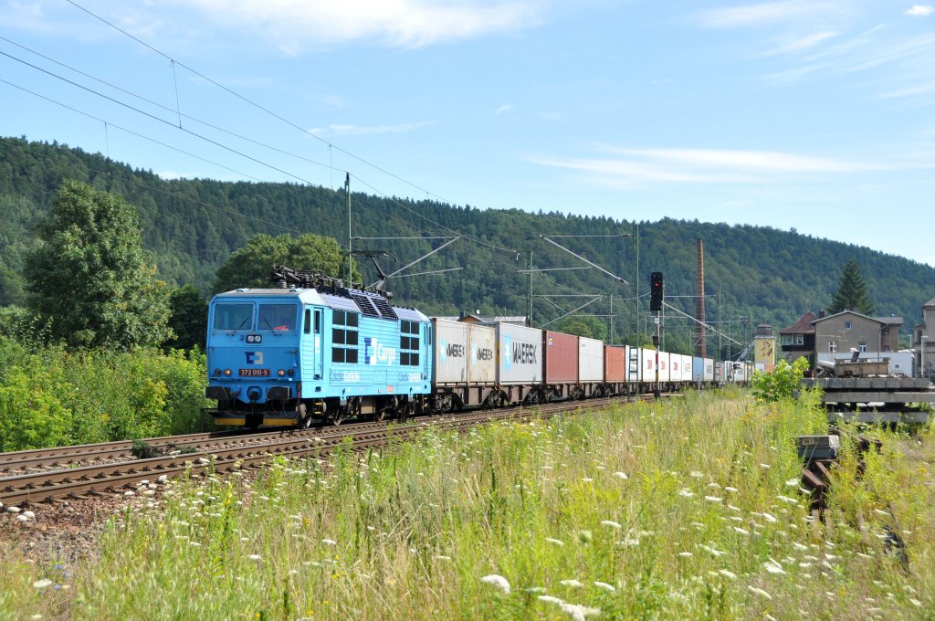 372 010 der CD-Cargo(Schlumpfine)mit Containern auf der Elbtalstrecke in Richtung Dresden bei Knigstein(Sachsen)am 19.7.2011