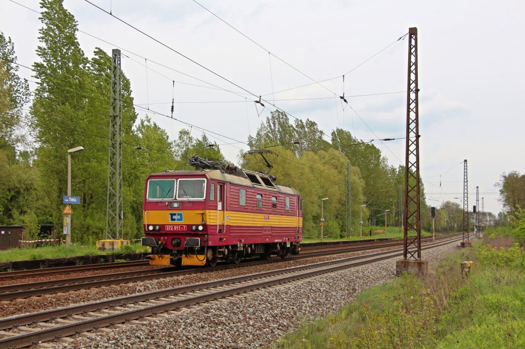 372 011-7 ist am 10.05.13 Lz in Richtung Mockau unterwegs. Hier bei der Durchfahrt in Leipzig-Thekla.