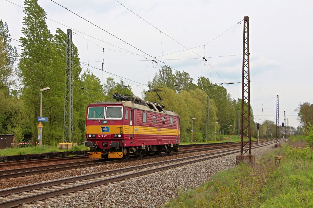 372 011-7 ist am 10.05.13 Lz in Richtung Mockau unterwegs. Hier bei der Durchfahrt in Leipzig-Thekla.