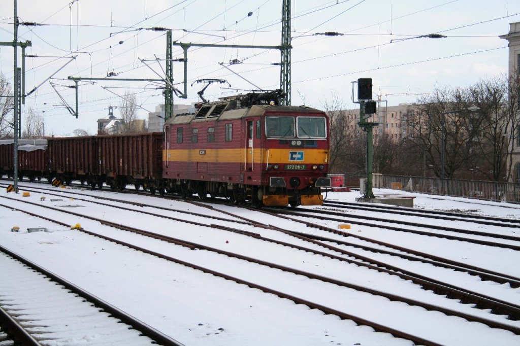 372 011 fhrt am 06.03.2010 durch den Dresdner Hbf.