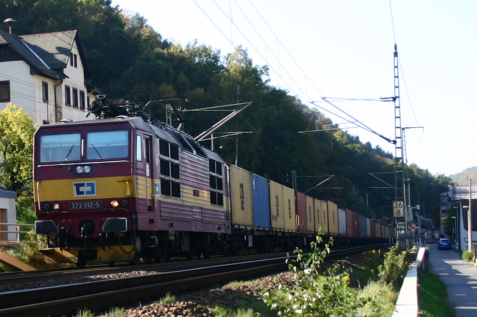 372 012-5 der CD-Cargo zieht einen Containerzug durch Wehlen in Richtung Bad Schandau;
09.10.2010