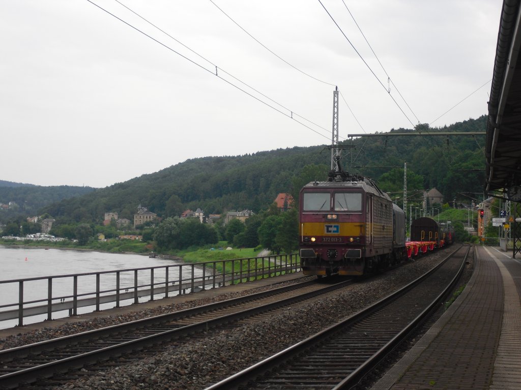 372 013-3 fhrt am 18.07.10 mit einem Gterzug durch knigstein Kr. Pirna Richtung Dresden. 