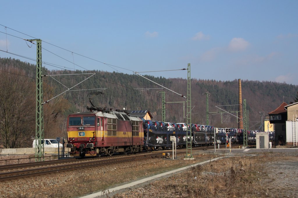 372 013-3 mit einem Autozug aus Richtung Bad Schandau kommend in Knigstein. Fotografiert am 09.02.2011. 