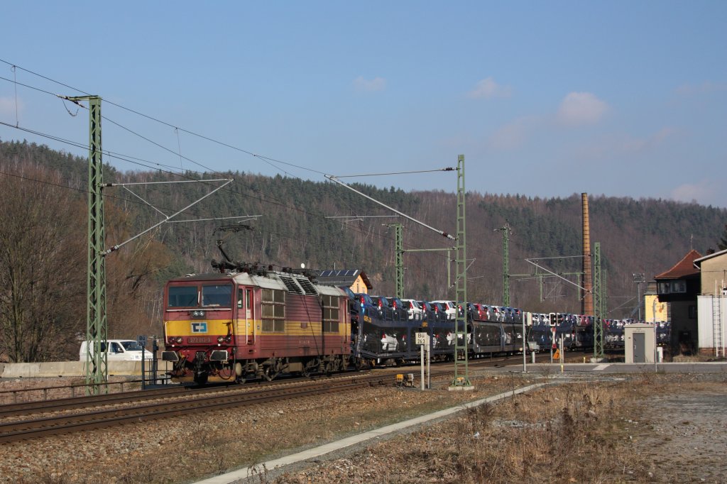 372 013-3 mit einem Autozug aus Richtung Bad Schandau kommend in Knigstein. Fotografiert am 09.02.2011. 