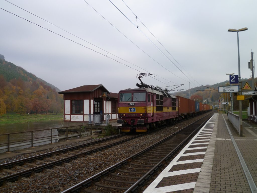 372 013-3 mit einem Gterzug bei der Durchfahrt in Knigstein am 02.11.11.
