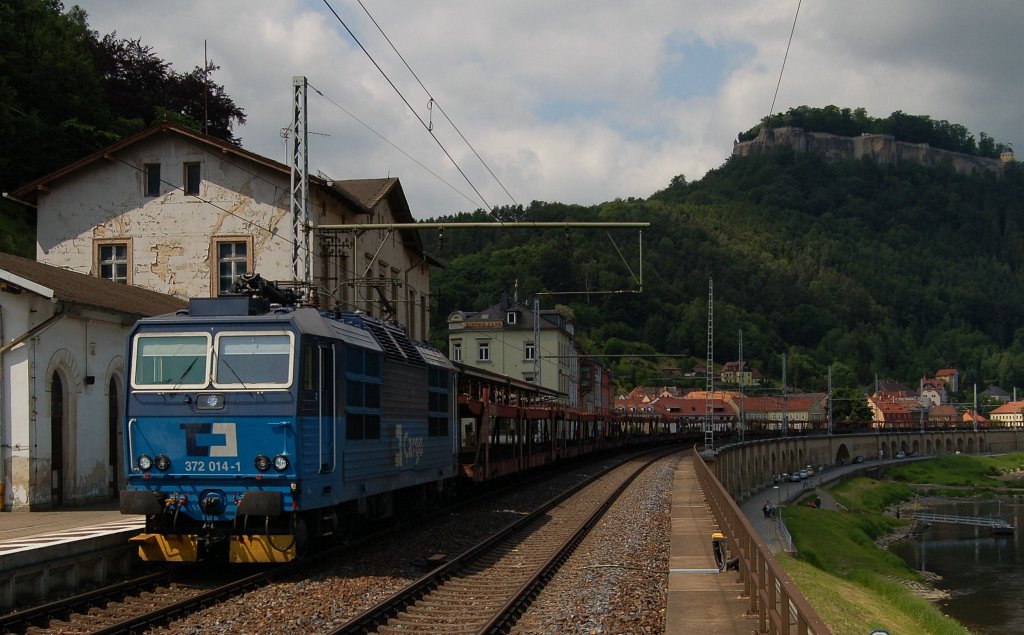 372 014-1 mit leerem Autotransportzug fhrt in Knigstein (Schsische Schweiz) Richtung Decin. 28.05.2011
