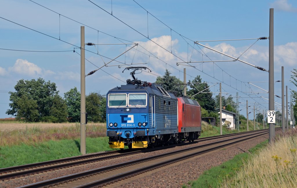 372 014 fuhr am 11.07.12 mit einer BR 145 durch Radegast Richtung Leipzig.