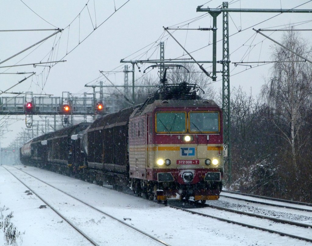 372006 der CD Cargo mit nachgersteten LED´s durchfhrt mit ihrem gemischten Gz DResden Strehlen am 12.12.12