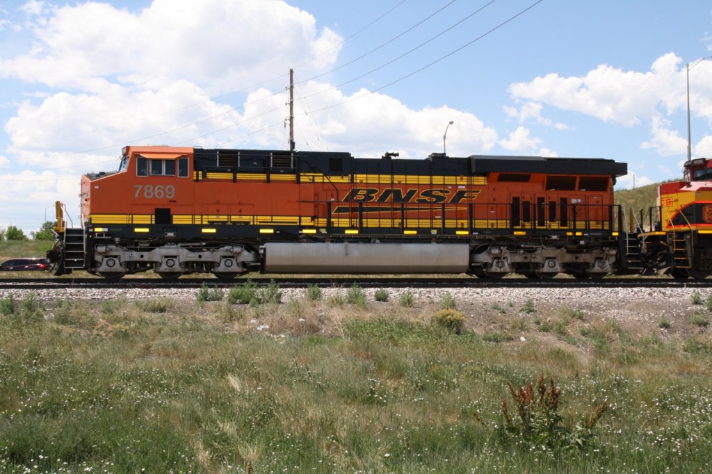 3.7.2011 Boulder, CO. BNSF ES44DC 7869 mit einer KCS + CSX vor einem Gterzug Richtung Denver.