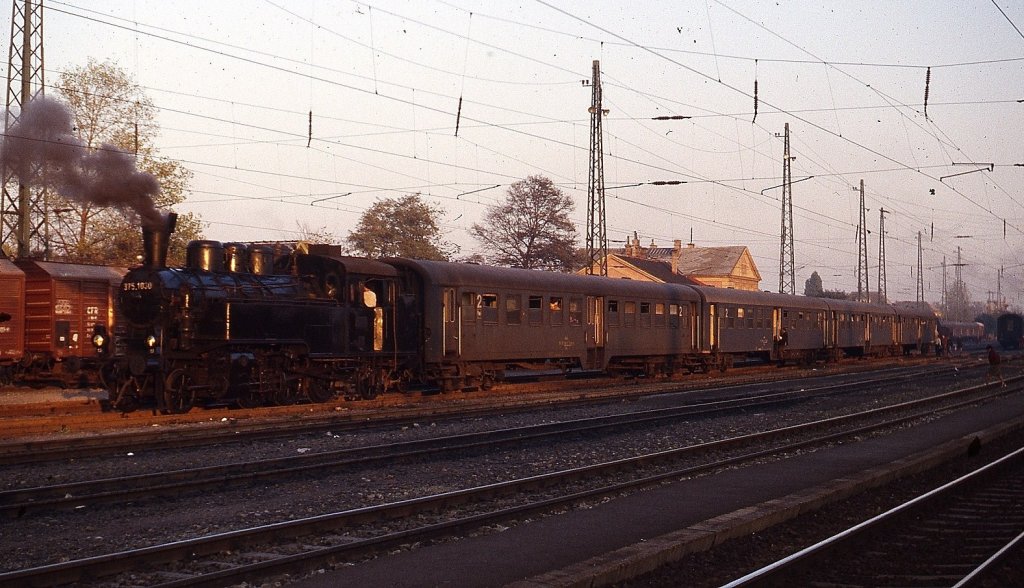 375 1030 vor dem abendlichen Personenzug nach Balassagyarmat im Bahnhof Vac (Oktober 1978)