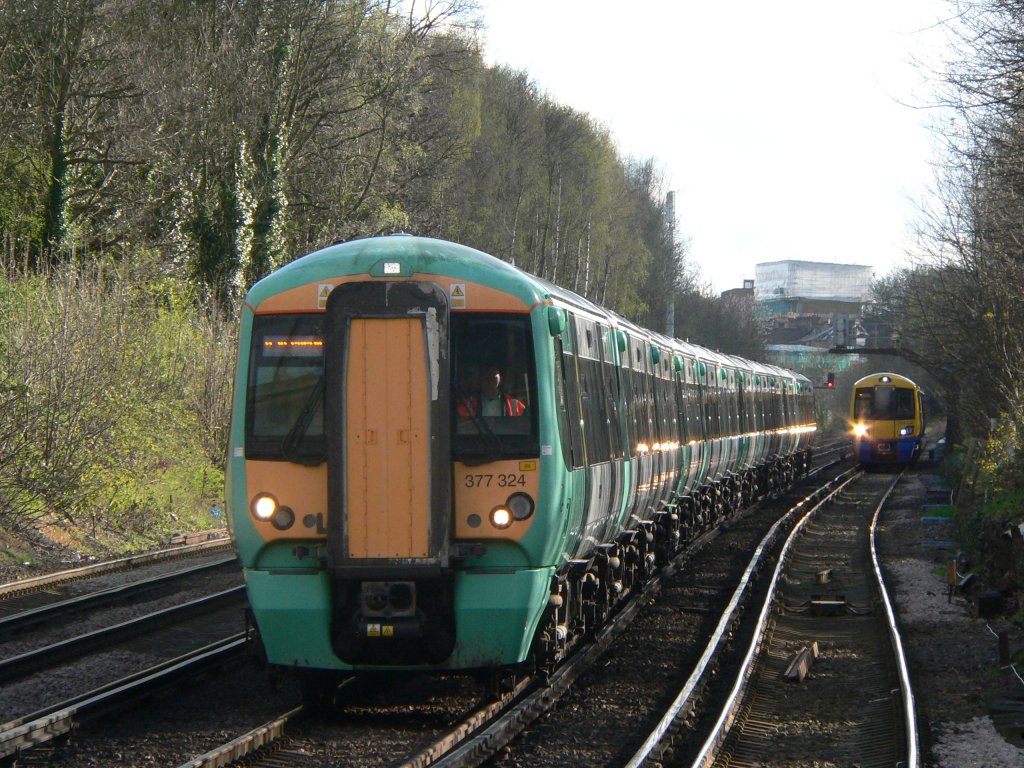 377 324 der Southern Rail in Honor Oak Park, London, 10.4.2012