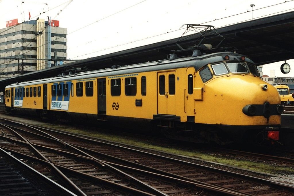 377 auf Bahnhof Groningen am 2-5-1994. Bild und scan: Date Jan de Vries.