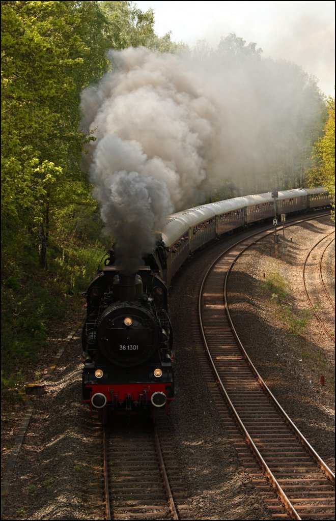38 1301 und 01 533 verlassen Neuenmarkt-Wirsberg in Richtung Marktschorgast. (22.05.2010)