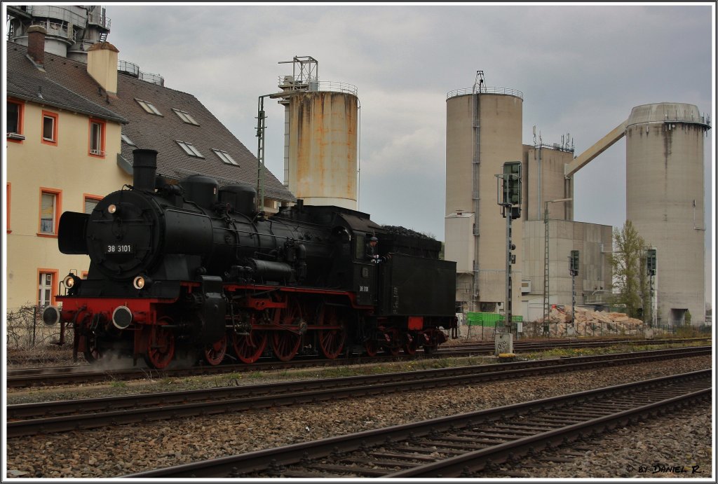 38 1301. Endlich. Einmal ist sie mir an der Nase am B vorbeigefahren und hat auch noch so bld gepfiffen und das zweite mal hab ich sie neben mir vorbei zischen sehen. Aber am 15.04.2011 brachte sie einen Sonderzug aus Schwandorf nach Regensburg Walhalla Strae  Sie lie die die Wagengarnitur dort stehen und fuhr eine Dreiecksfahrt ber Regensburg Hbf - Regensburg Ost - Regensburg Walhalla Strae. Dort ging sie wieder an den Zug um wieder Richtung Schwandorf aufzubrechen. (Rgbg, Walhalla Strae)