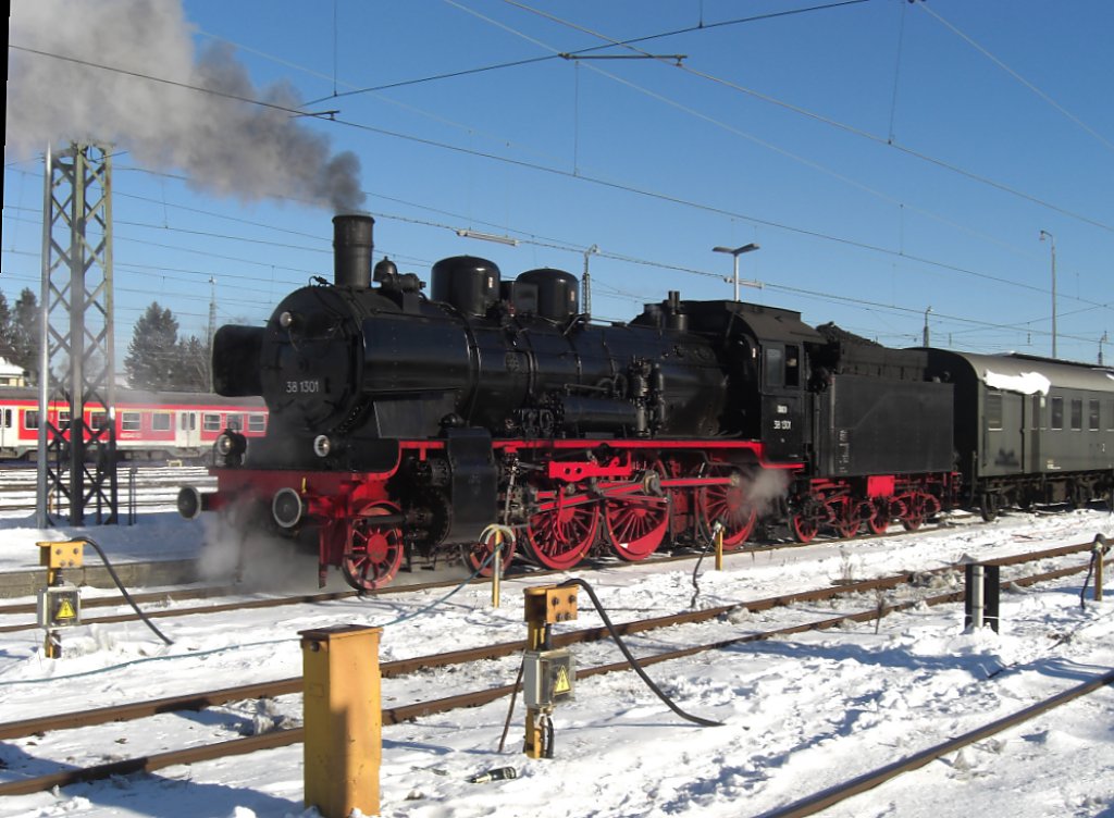 38 1301 kurz nach der Ankunft mit einem Sonderzug am 19. Dezember 2010
im Freilassinger Bahnhof. Der Sonderzug pendelte zwischen Freilassing und Bad Reichenhall.