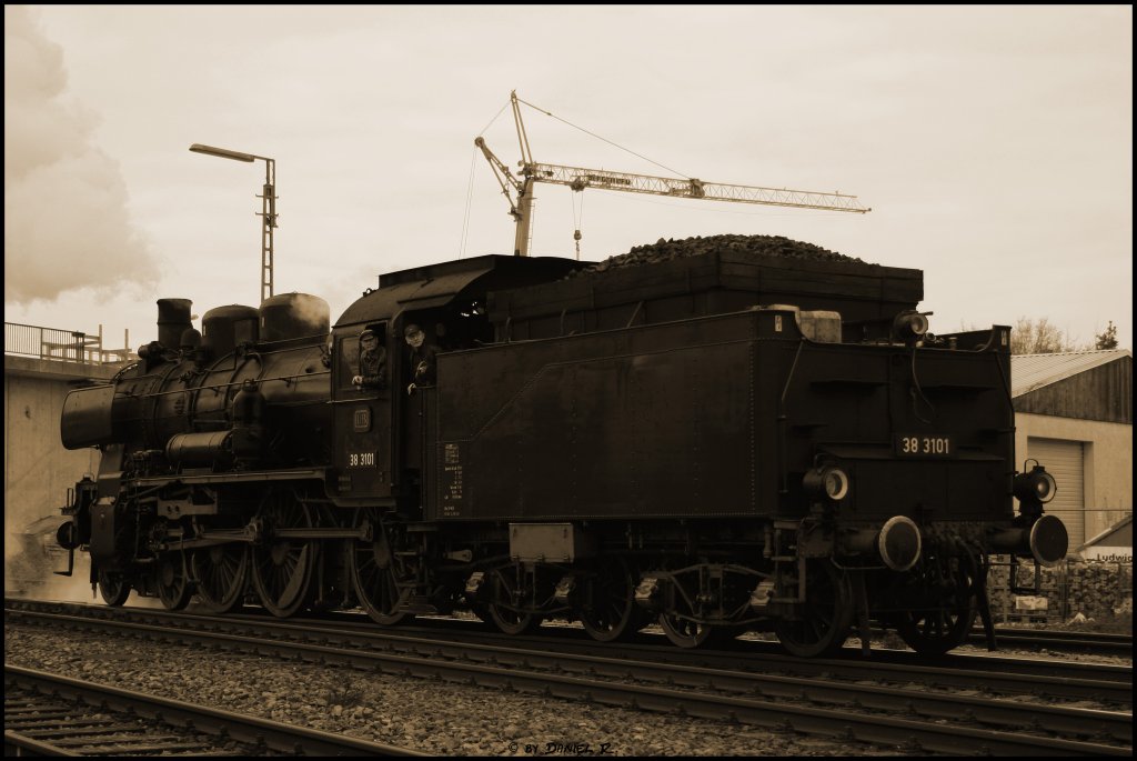 38 1301 macht kehrt um an den Sonderzug nach Schwandorf zu gehen. (16.04.2011, Rgbg, Walhalla Str.)