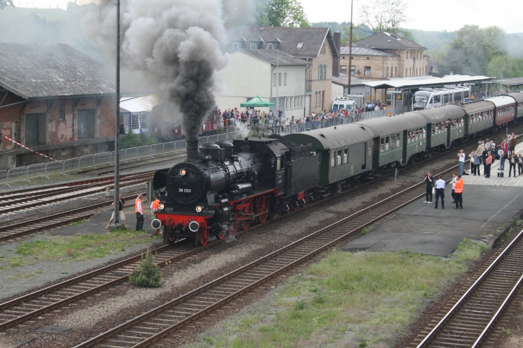 38 1301 macht mchtig Dampf bevor sie mit Schubhilfe von 64 491 die Schiefe Ebene meistert.