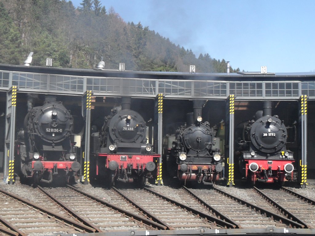 38 1772,52 8134-0,78 468,und die T11 des Mindener Preuenzuges stehen am 6.4.10 im Lokschuppen des historischem BW Gerolstein.

