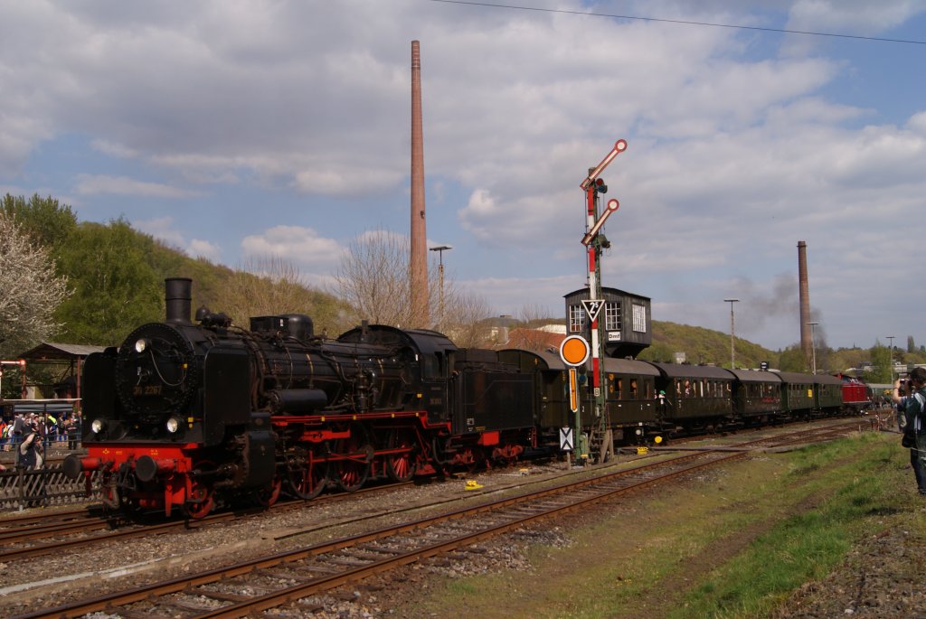 38 2267 + 212 007 mit einem Pendelzug im Eisenbahnmuseum Bochumm-Dahlhausen am 16.04.11