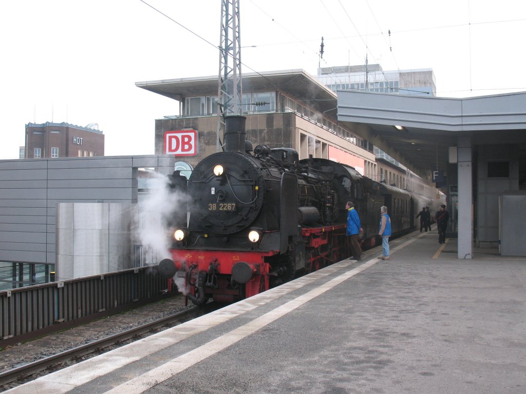 38 2267 als Sonderzug von Bochum Dahlhausen zum Weihnachtsmarkt nach Aachen in Essen Hbf 27.11.10