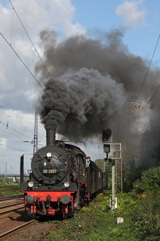 38 2267 am 25.9.10 in Duisburg-Bissingheim
Leider hing 01 1075 nur bis Oberhausen vor dem Zug