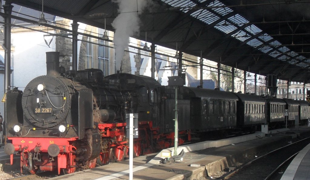 38 2267 am 27.11.10 um 14:00Uhr in Aachen Hbf auf Gleis 1.