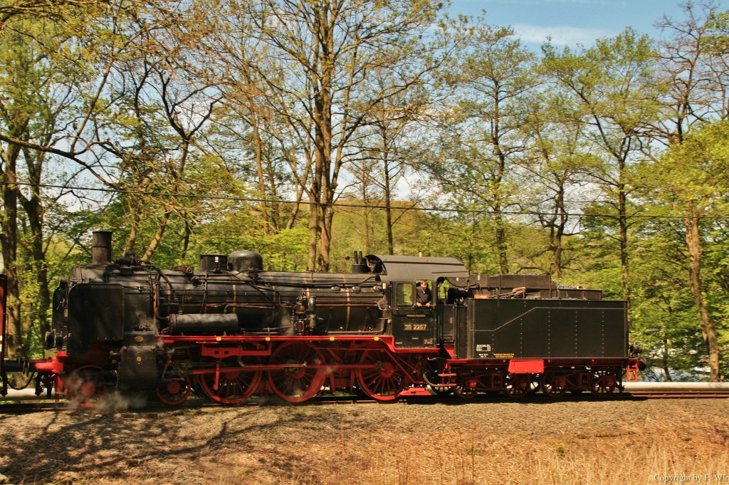 38 2267 mit Sonderzug auf der Ruhrtalbahn am 05.05.13 bei der Ruine Hardenstein.