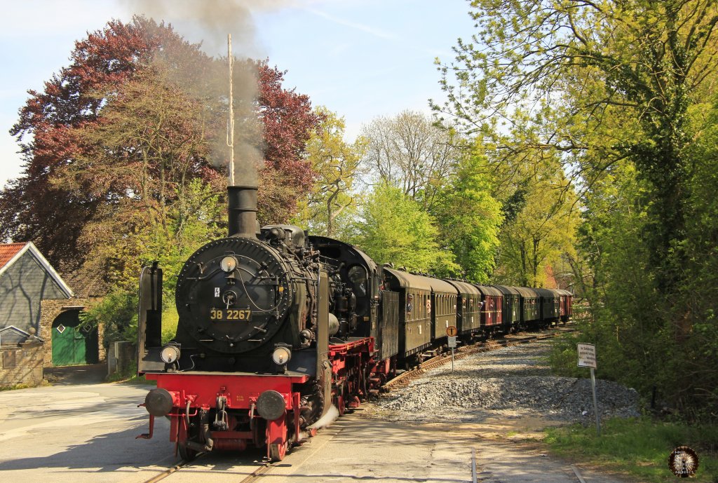 38 2267 (P8) auf der Ruhrtalbahn in Witten Herbede, Mai 2013.