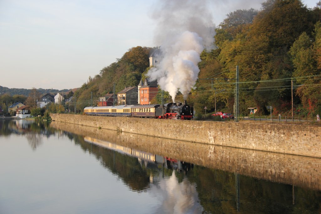 38 2267 (P8) mit dem Gourtmetzug Rheingold am 21.10.2011 an der Ruhr in Bochum Dahlhausen.