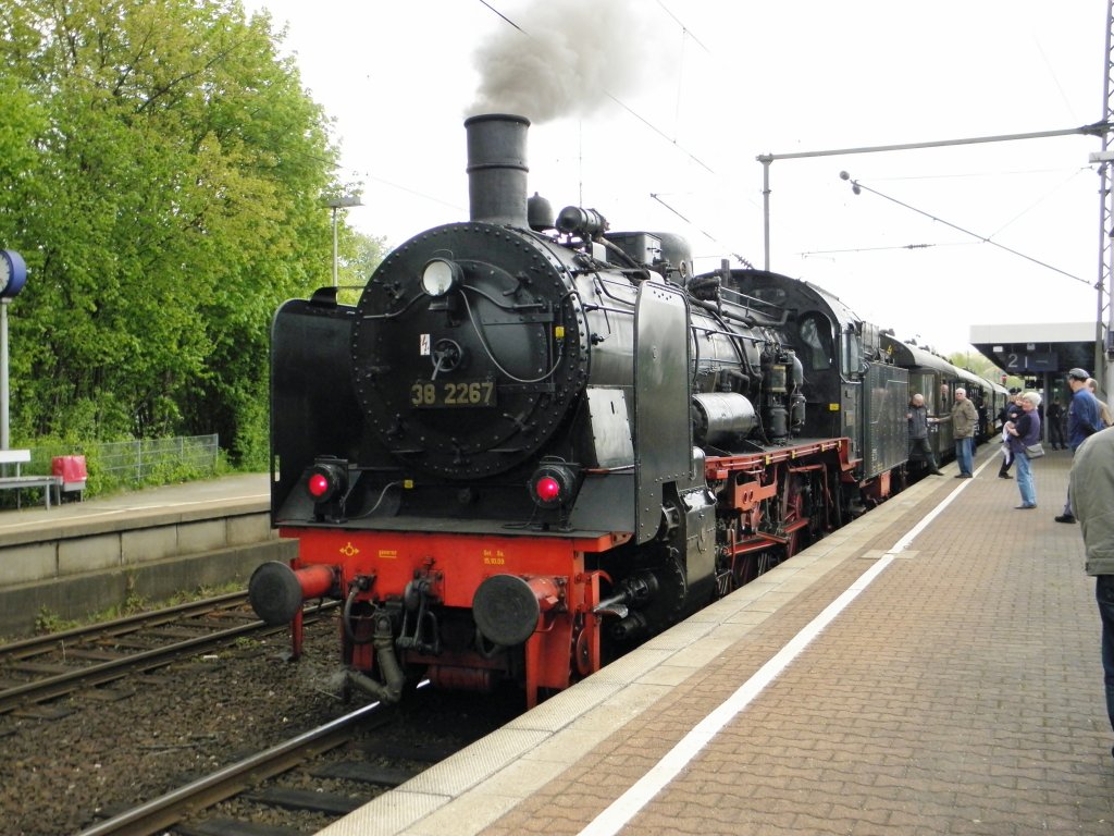 38 2267 (P8) mit einem Sonderzug in Essen Steele am 16.4.2011