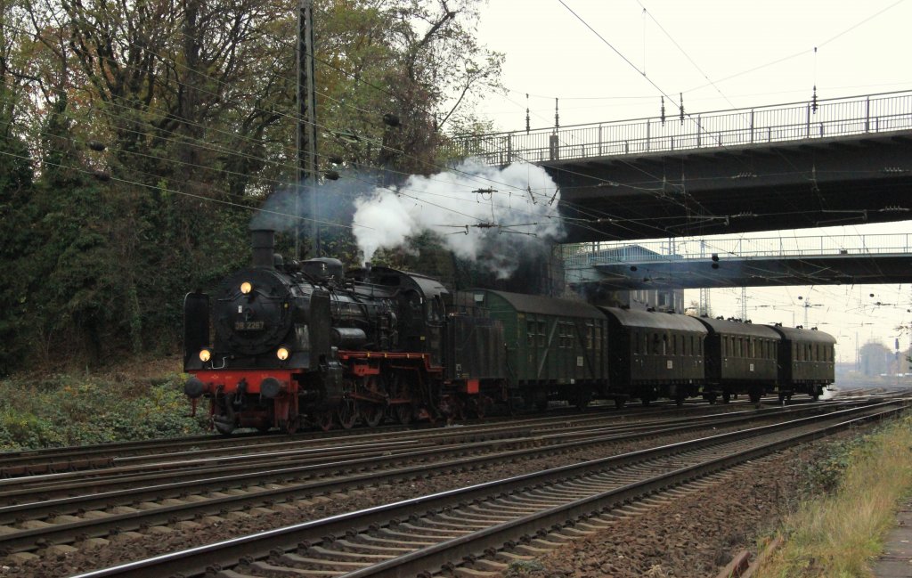 38 2267 (P8) mit einem Sonderzug am 10.11.2012 in Oberhausen Osterfeld.