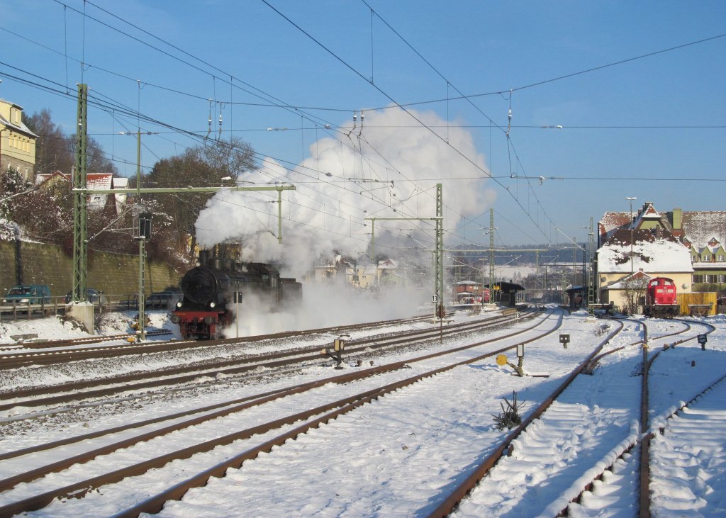 38 2455 verlsst am 08. Dezember 2012 als Solofahrt den Kronacher Bahnhof in Richtung Lichtenfels.
