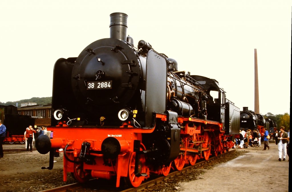 38 2884 auf der Fahrzeugausstellung  150 Jahre Eisenbahn in Deutschland  vom 3. bis 13. Oktober 1985 in Bochum Dahlhausen ausgestellt.