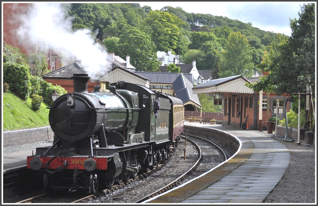 3802 kurz vor der Abfahrt in Llangollen. (16.08.2011)