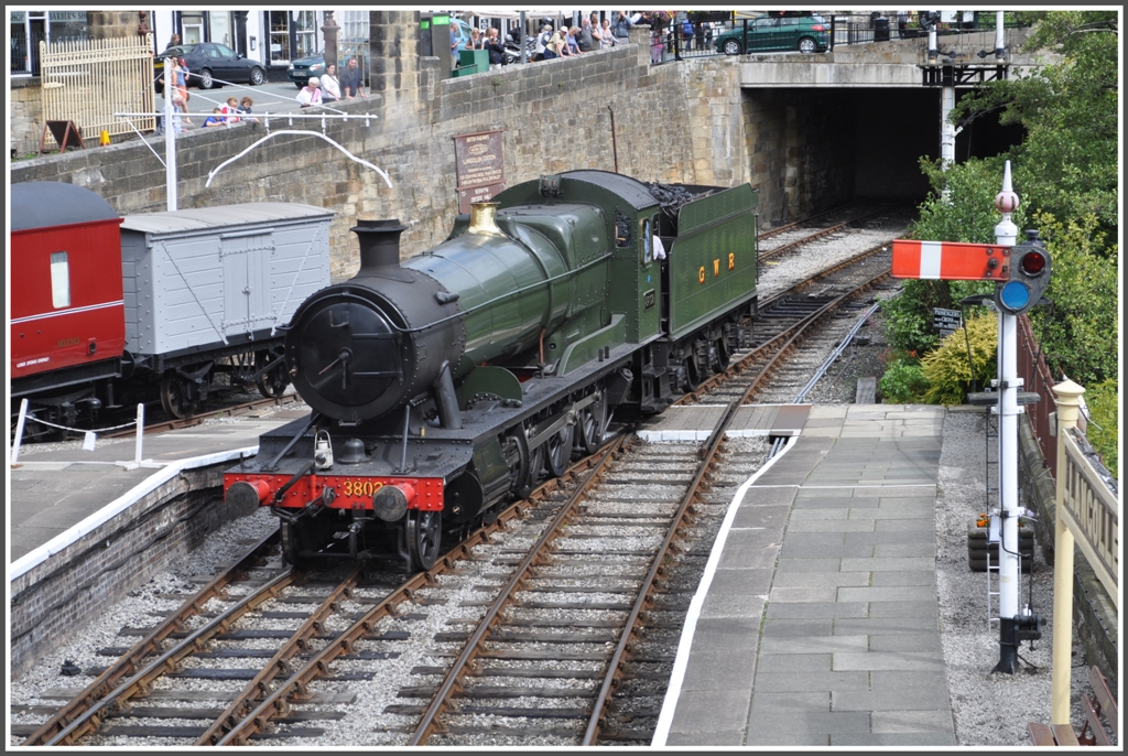 3802 muss in Llangollen ihren Zug umfahren. (16.08.2011)