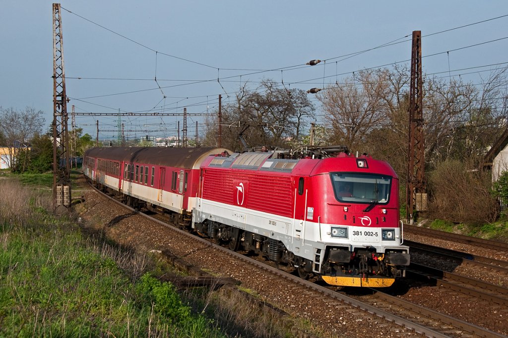 381 002 ist am spten Nachmittag des 24.04.2013 bei Bratislava Vinohrady Richtung Bratislava Hauptbahnhof unterwegs.