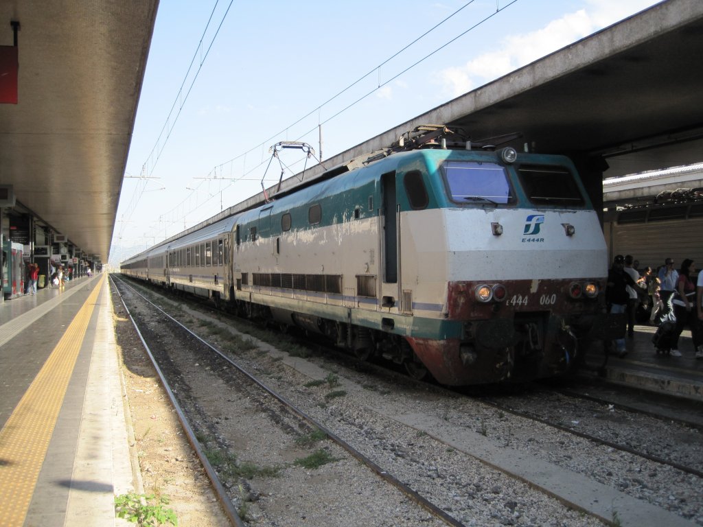 3.8.2010 17:30 FS E.444 060 mit einem InterCity aus Milano Centrale nach Salerno kurz nach der Einfahrt in den Bahnhof Roma Termini.