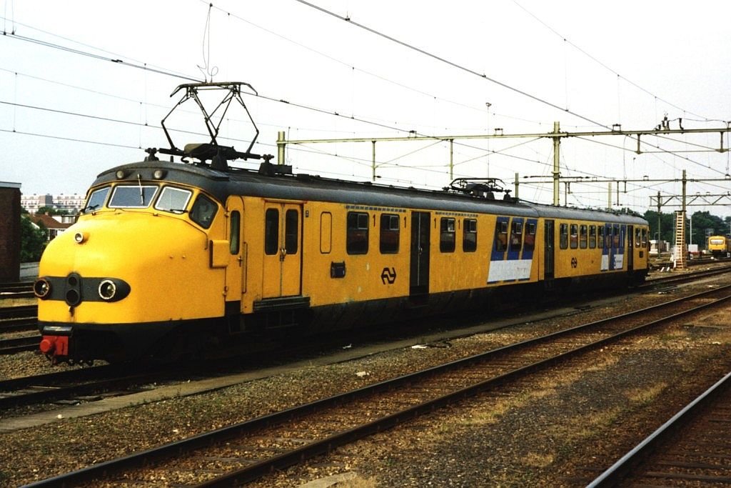 384 mit normale Front auf Bahnhof Leeuwarden am 12-7-1994. Bild und scan: Date Jan de Vries.