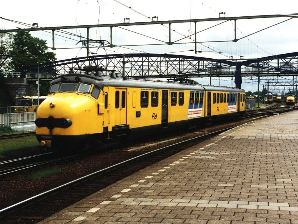 387 mit Regionalzug 8148 Groningen-Zwolle auf Bahnhof Zwolle am 11-5-1995. Bild und scan: Date Jan de Vries.