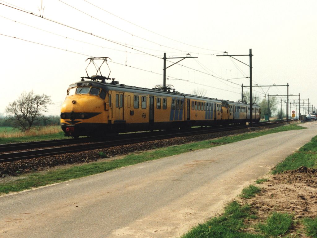 388 (mit Speziallackierung) und 389 mit Regionalzug 18146 Leeuwarden-Heerenveen bei Grou am 29-4-1994. Bild und scan: Date Jan de Vries.