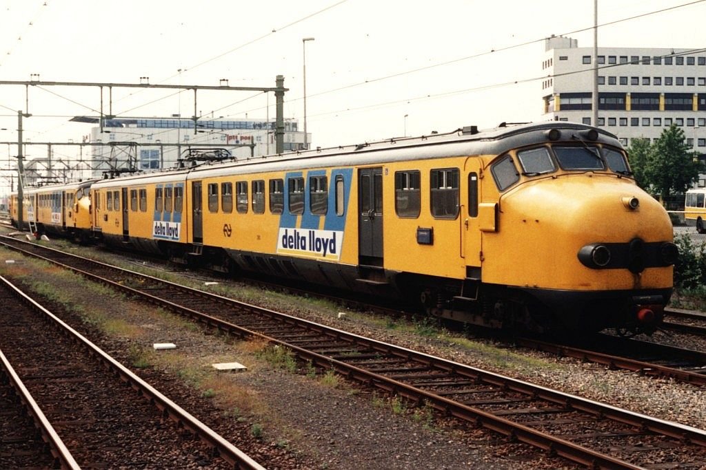 390 und 392 auf Bahnhof Leeuwarden am 29-6-94. Bild und scan: Date Jan de Vries.