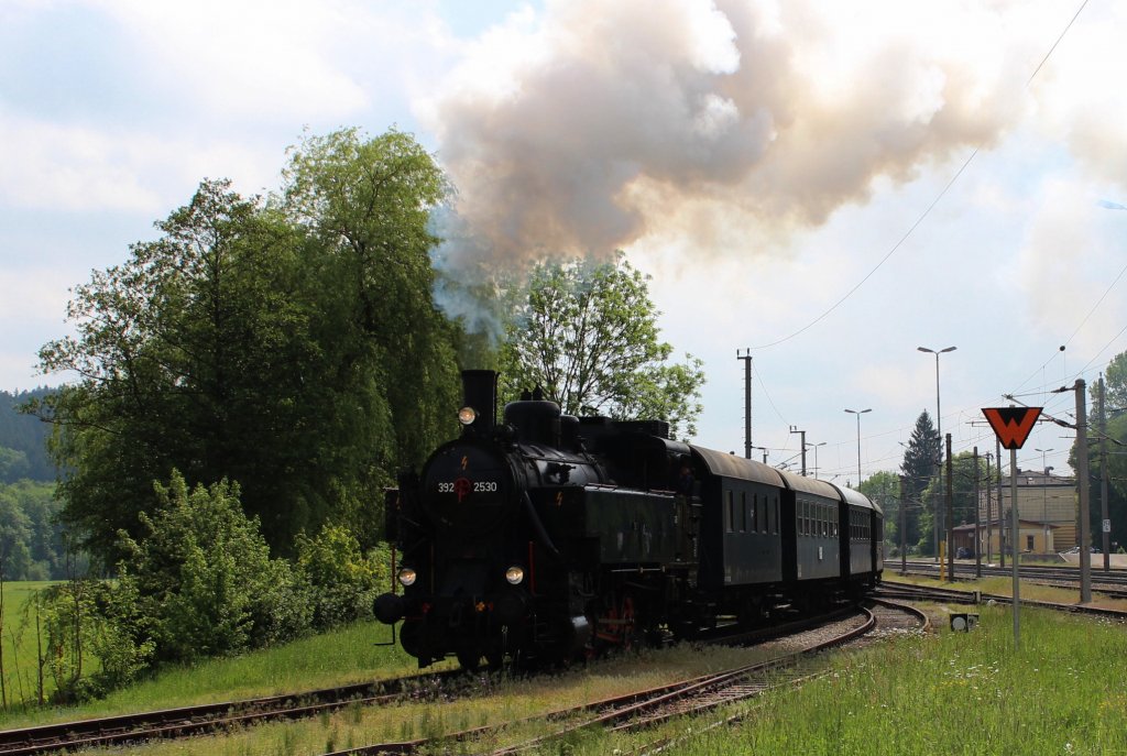 392 2530 mit dem D 1532  Timelkam - Ampflwang - Express  von Timelkam Haltestelle nach Ampflwang, hier zum sehen bei der Ausfahrt aus dem Bahnhof Timelkam; am 18.05.2013