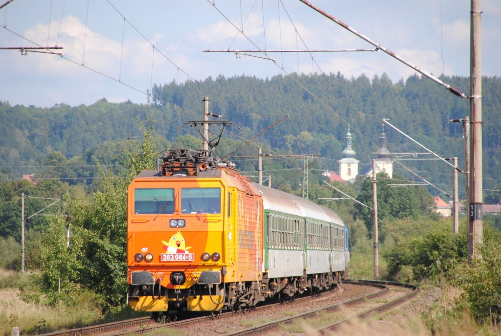 3.9.2011 15:36 ČD 363 084-5 mit einem Schnellzug (R) aus Praha hl.n. nach Cheb kurz nach Kynperk nad Ohř.

